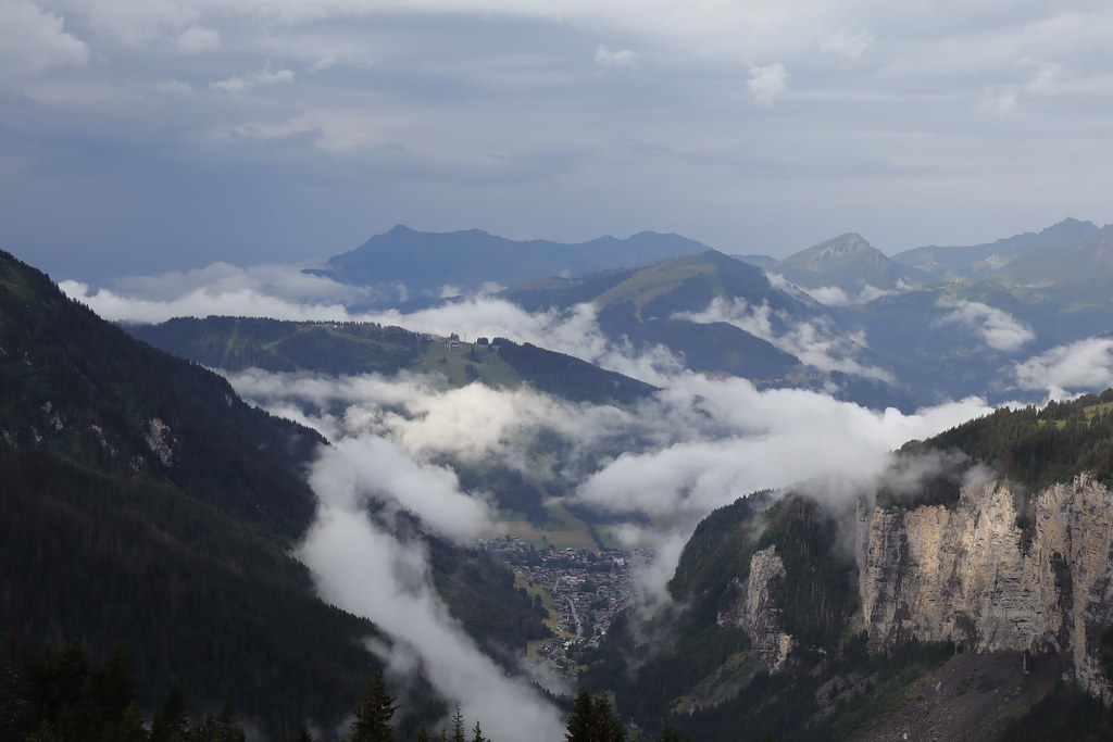 Bulutların Arasından Açılan Dağ Manzarası ve Vadiye Yayılan Beyaz Sis