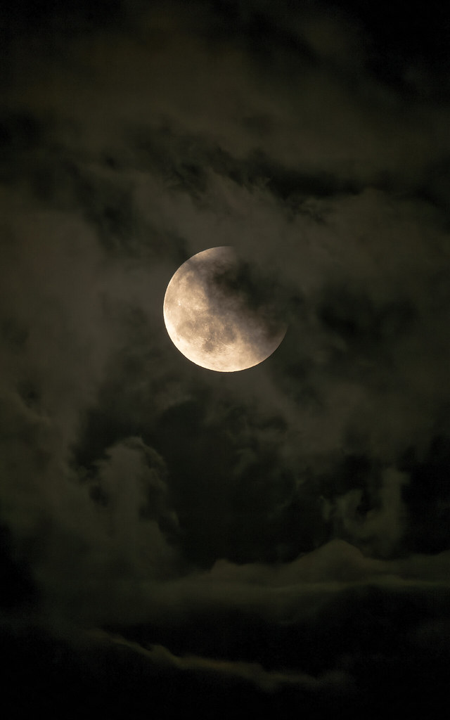 Bulutların Ardından Süzülen Dolunay ve Gizemli Gece Atmosferi