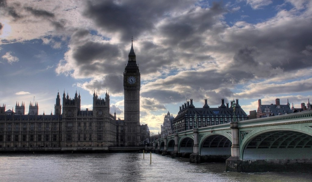 Bulutlu Gökte Big Ben ve Westminster Köprüsü: Londra'nın İkonik Manzarası