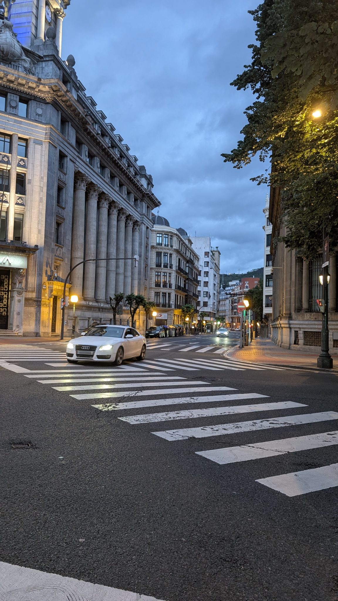 Bulutlu Gökyüzü Altında Tarihi Şehir Caddesi ve Sütunlu Mimari Yapılar