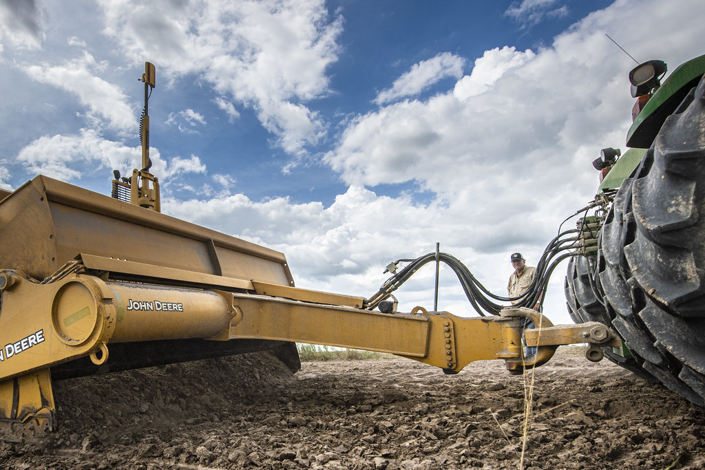 Bulutlu Havada John Deere Tarım Traktörü ile Toprak Sürme ve Arazi Hazırlığı