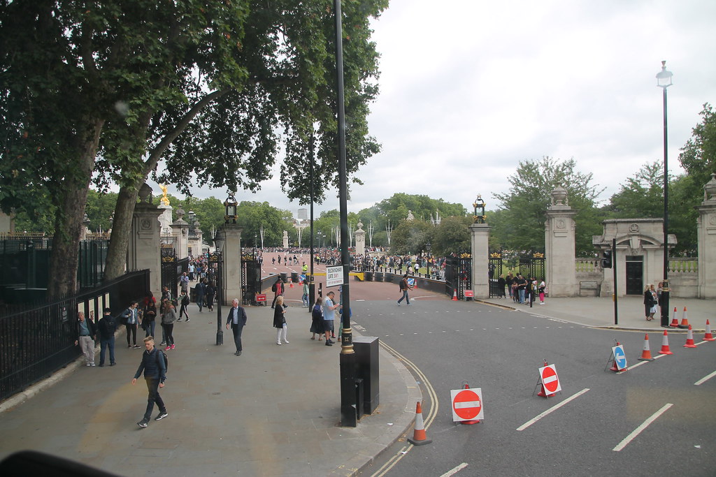 Bulutlu Havada Londra Caddelerinde Tarihi Kapılar ve Gezgin Kalabalığı Bulutlu Havada Londra Caddelerinde Tarihi Kapılar ve Gezgin Kalabalığı