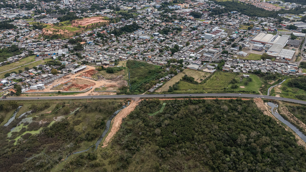 Bulutlu Havada Yeşillikler İçindeki Kasabanın Havadan Panoramik Manzarası