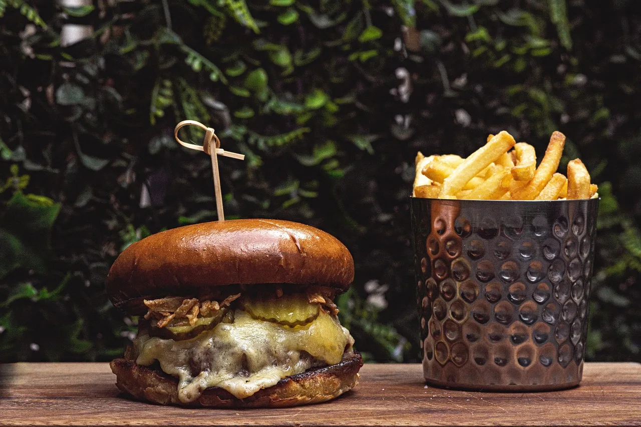 Burger tabakta ızgara etli sandviç - lezzetli öğle