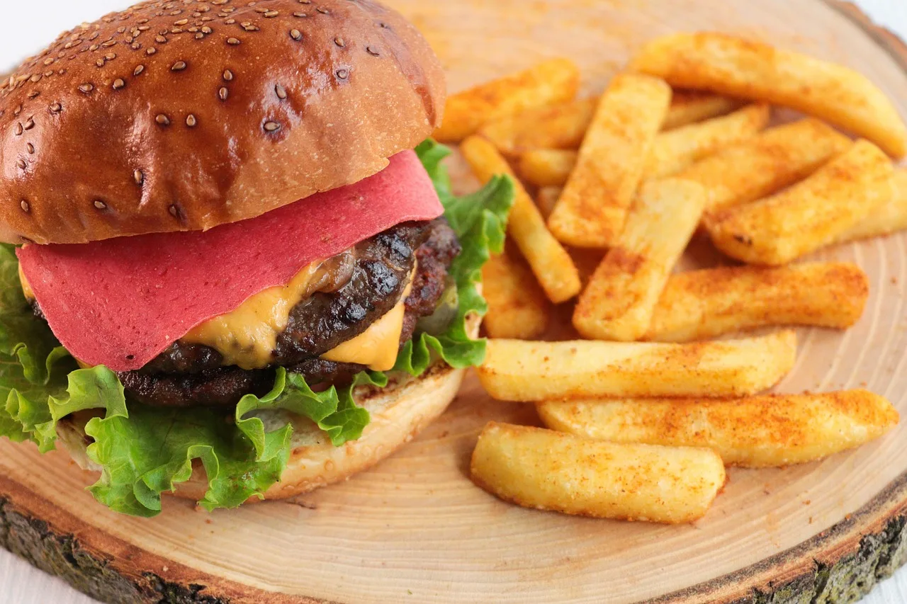 Burger ve cheeseburger yanındaki patates kızartması - lezzetli öğün