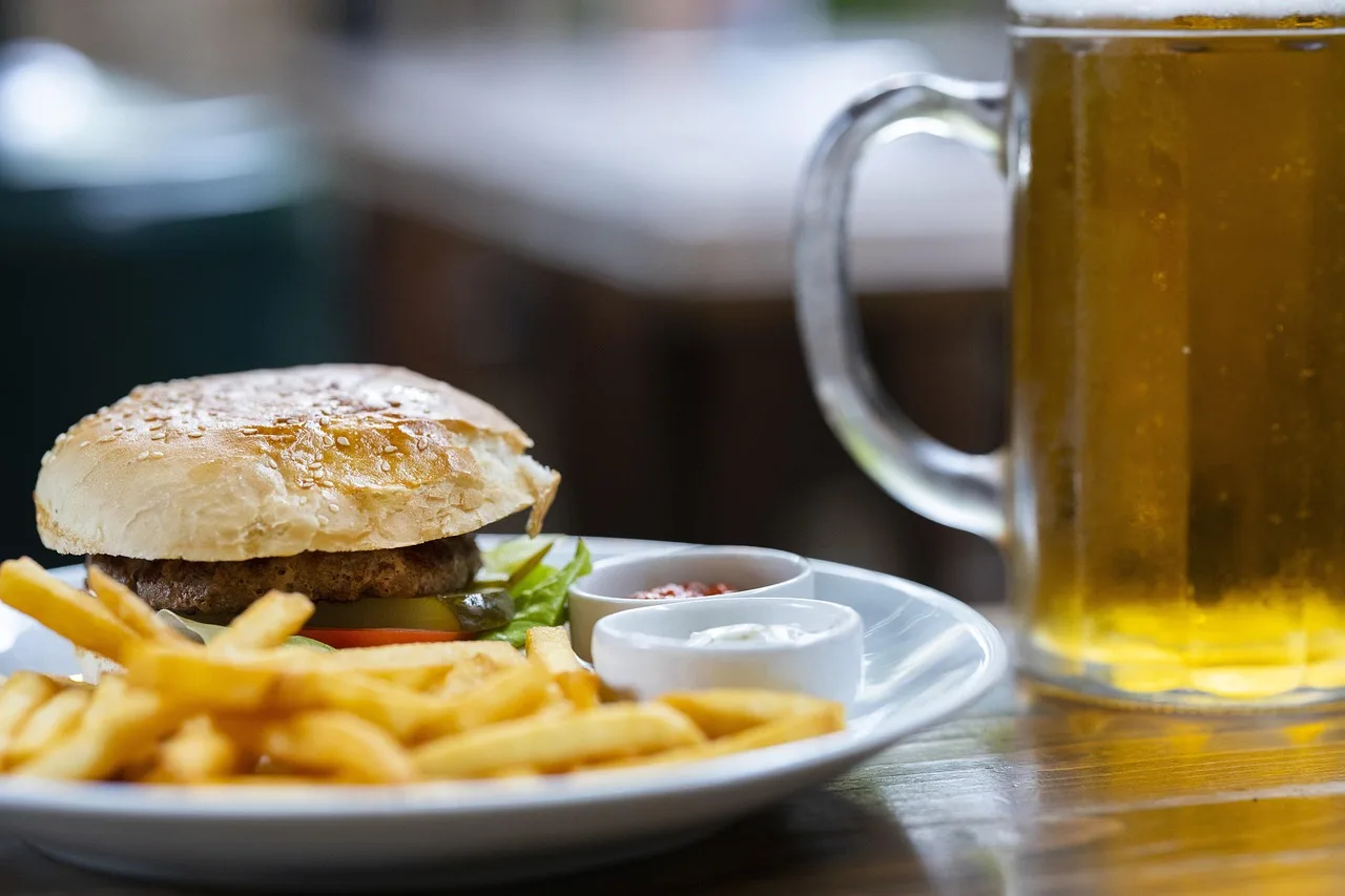 Burger ve peynirli patatesli menü - hızlı yemek
