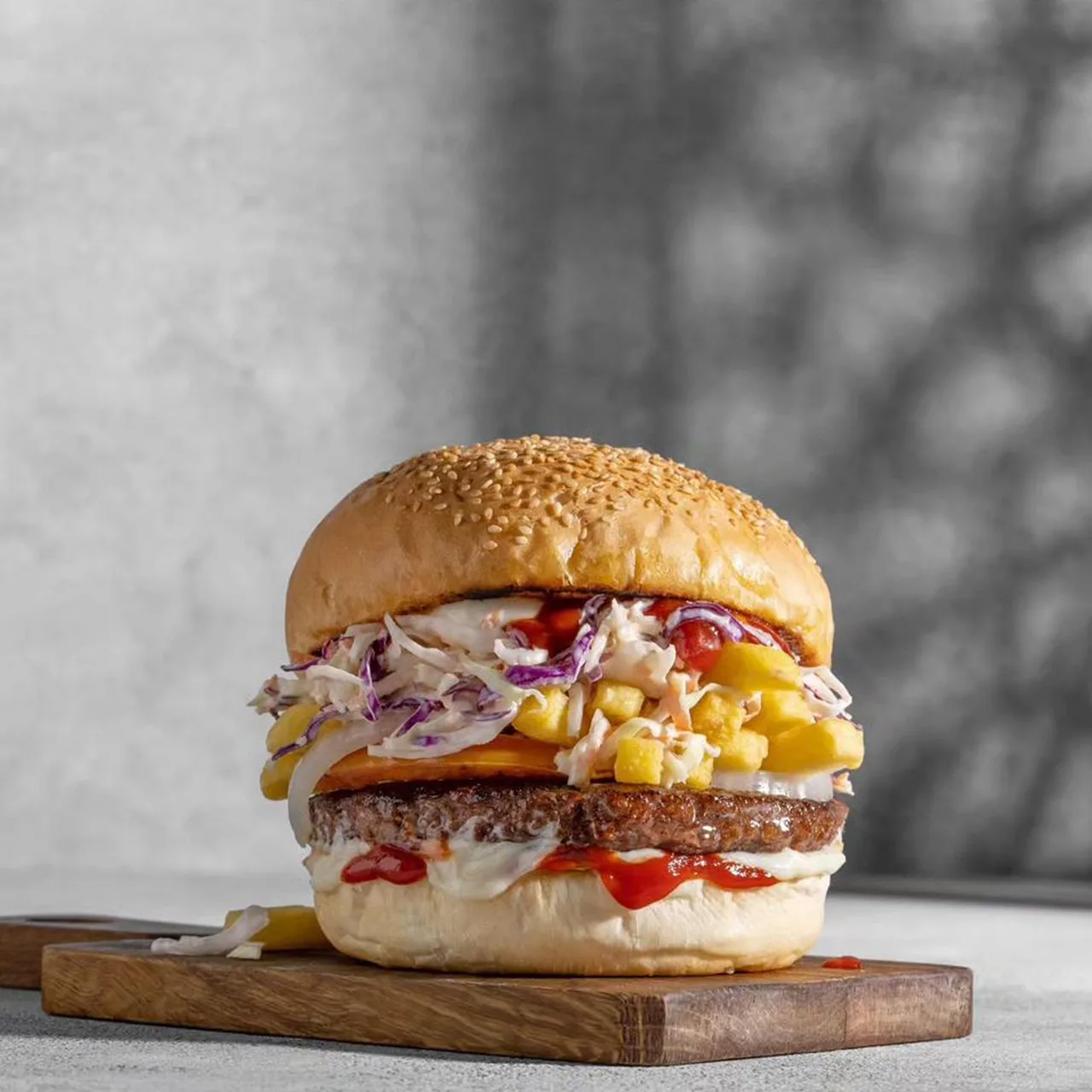 Burger ve sebzeli sandviç - hızlı atıştırmalık