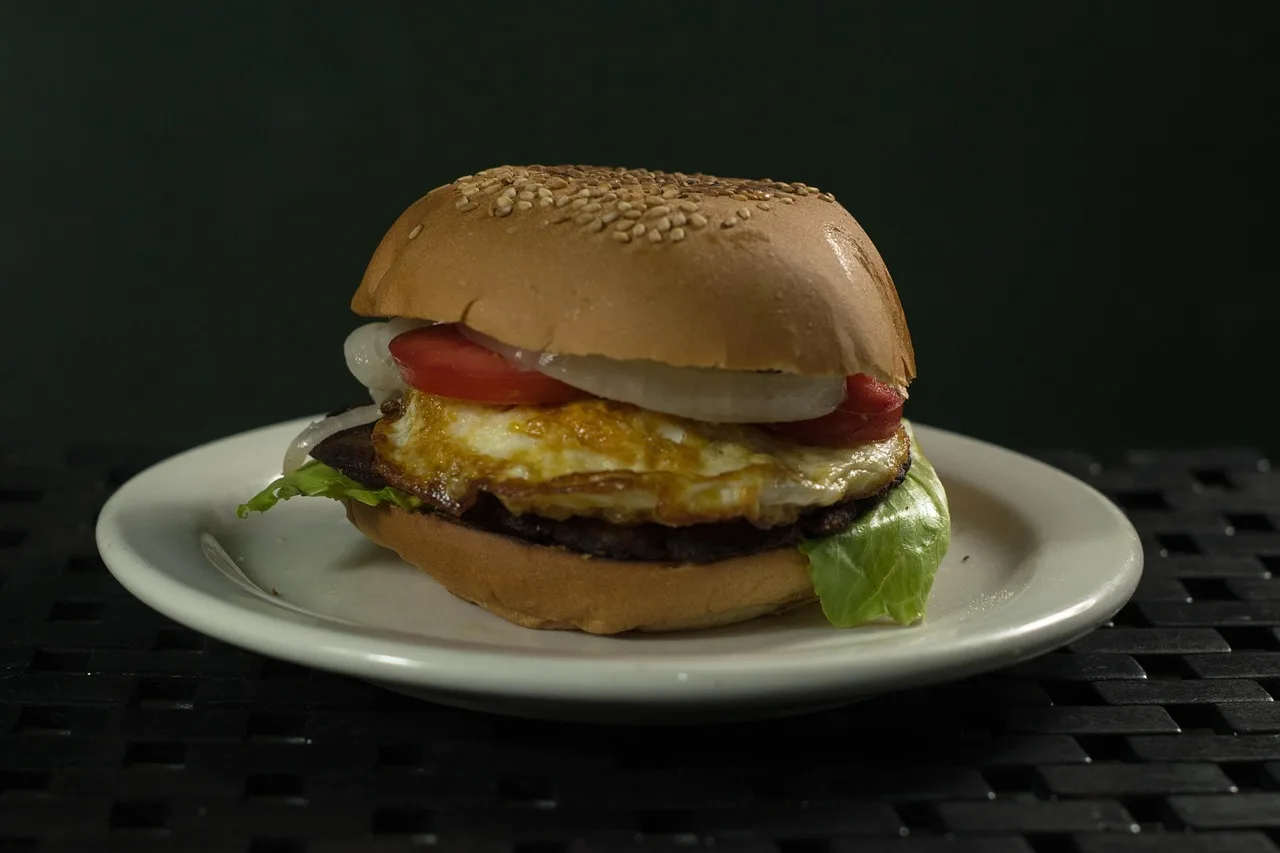 Burger ve yumurta tabanı restoran fotoğrafı