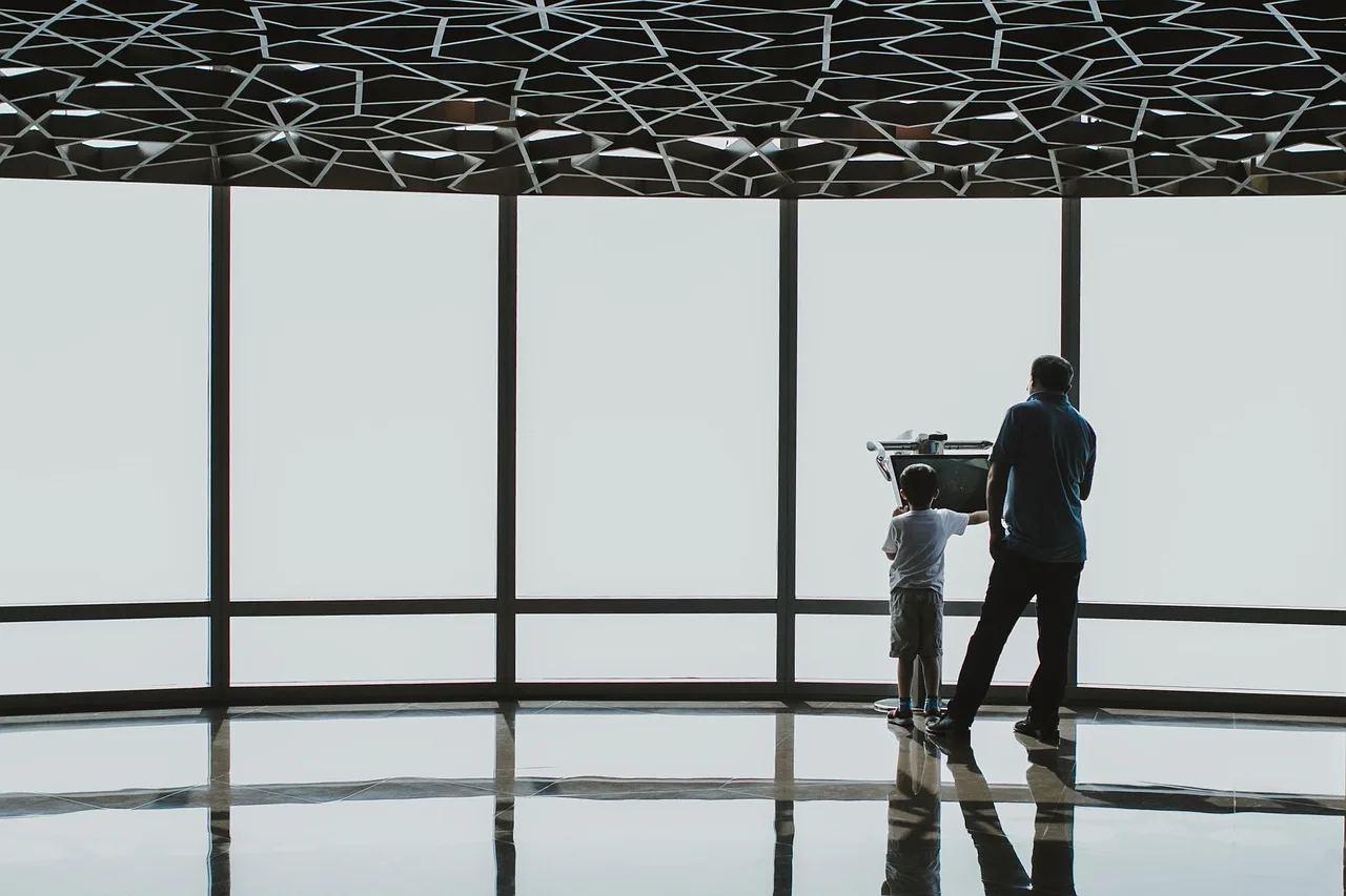 Burj Khalifa'lı baba oğul tatil fotoğrafı
