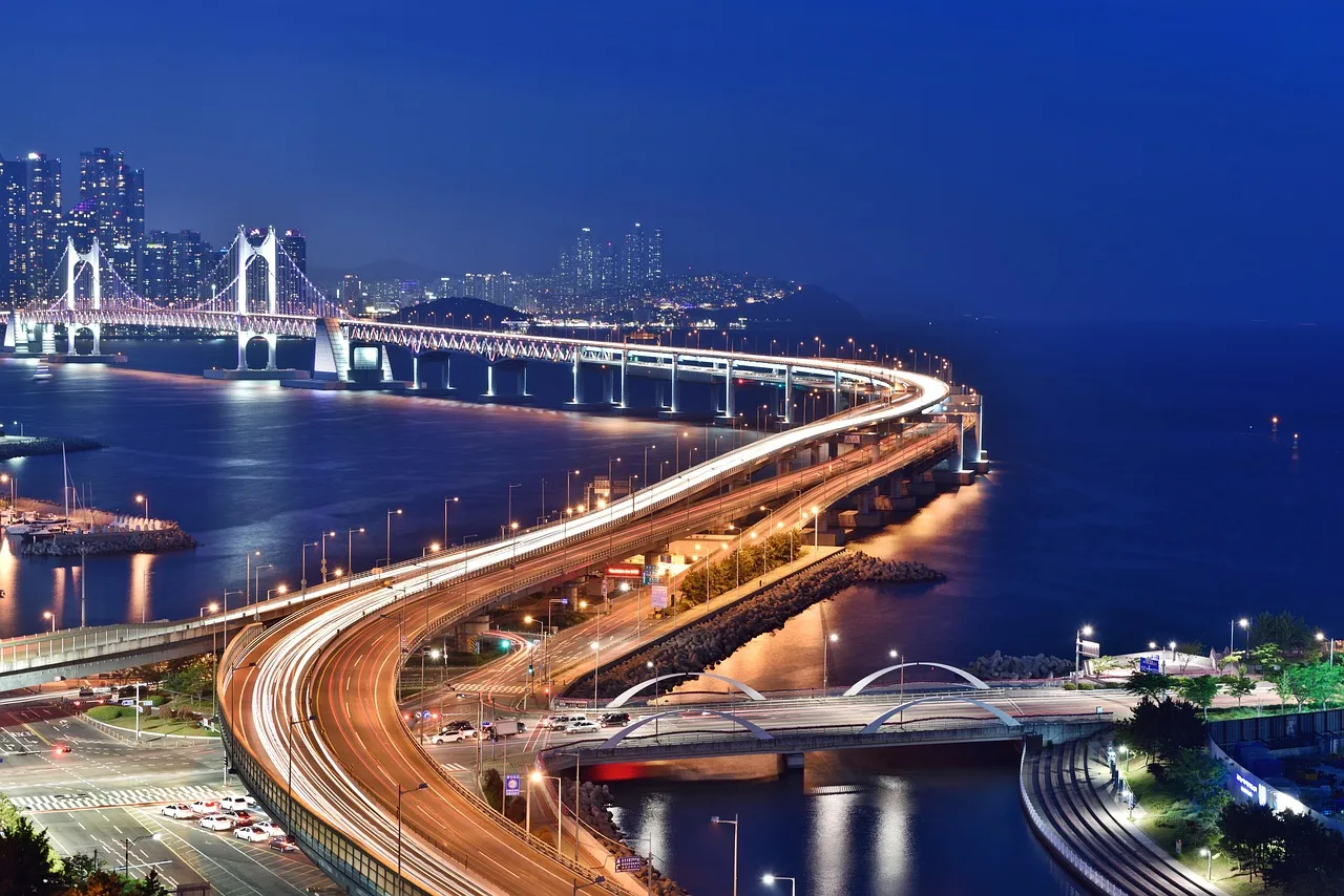 Busan gece manzaralı köprü fotoğrafı - mavi deniz