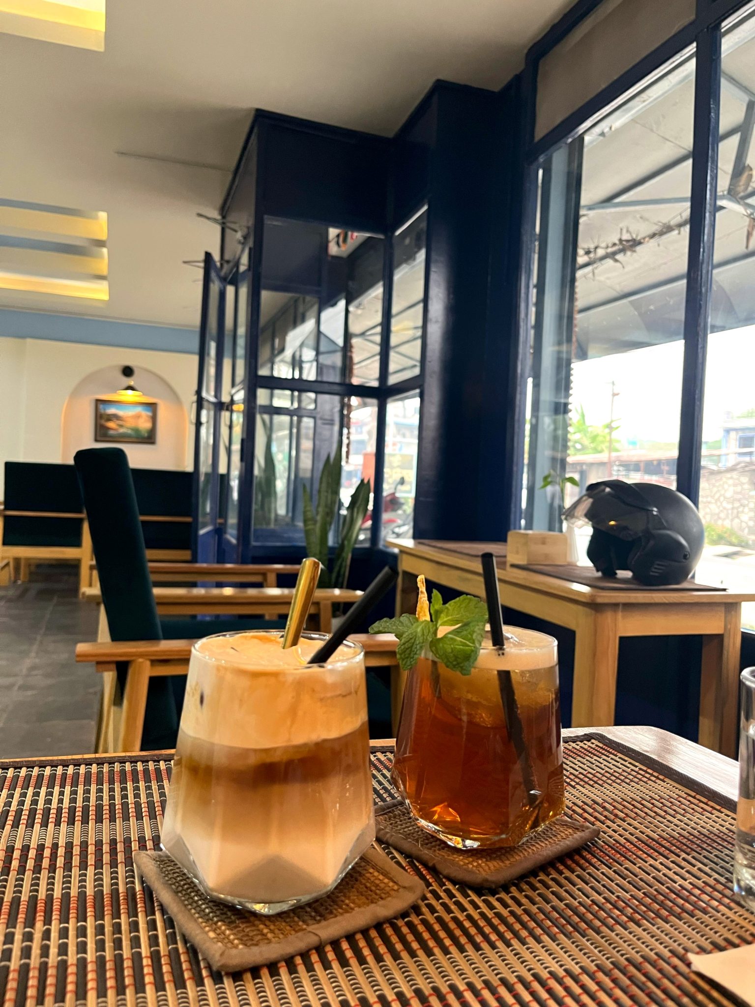 Büyük Pencereli Ahşap Kafe Köşesinde Soğuk Kahve ve Buzlu Çay Keyfi