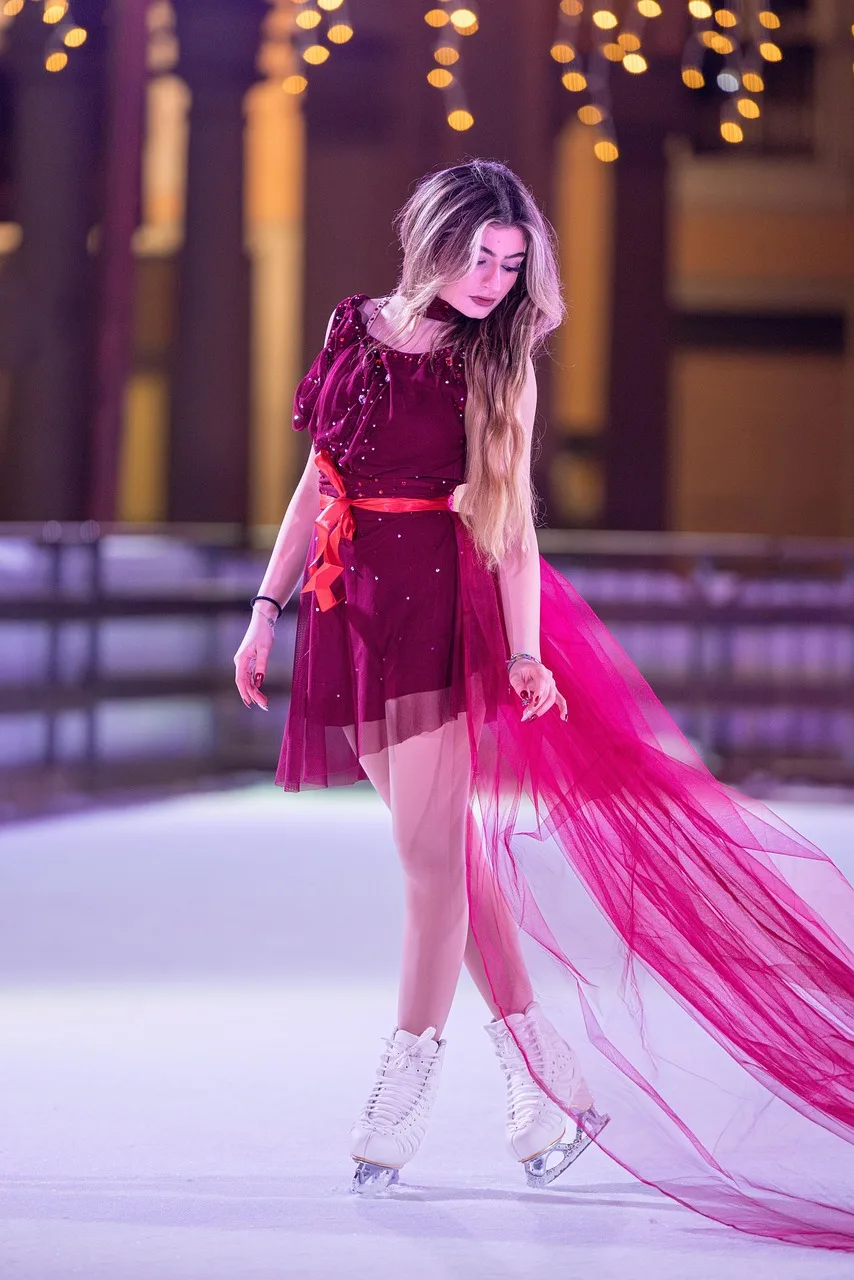 Buz pateni yapan pembe montlu kadın portresi