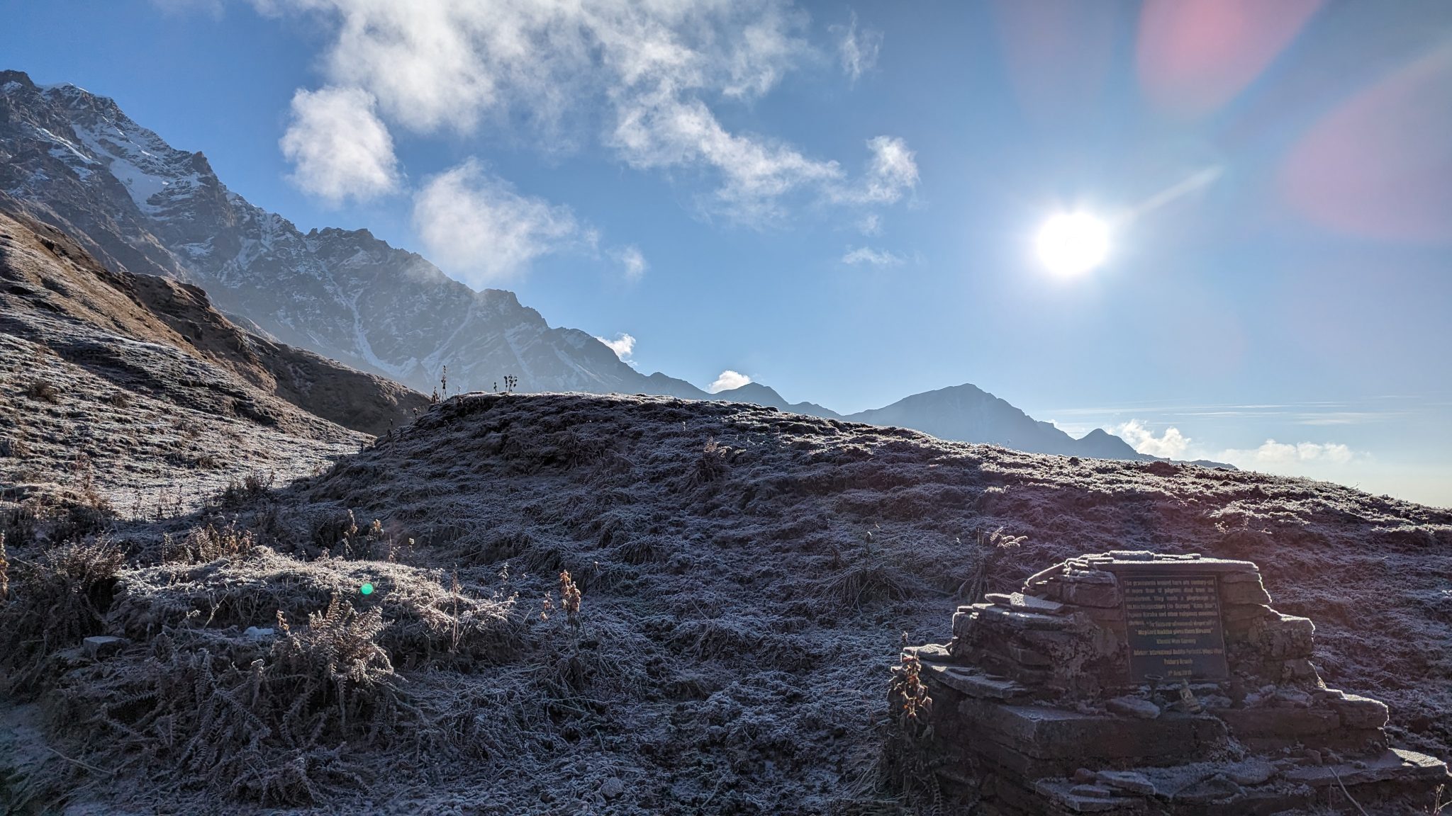 Buz Tutmuş Yayla Topraklarında Parlayan Güneş ve Karlı Dağ Sırtları Manzarası