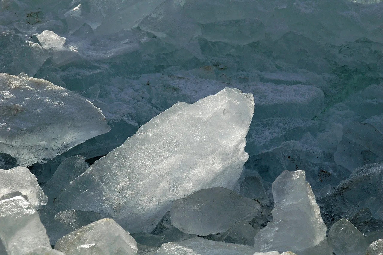 Buzlu kayalık yürüyüş sahnesi - kış doğası