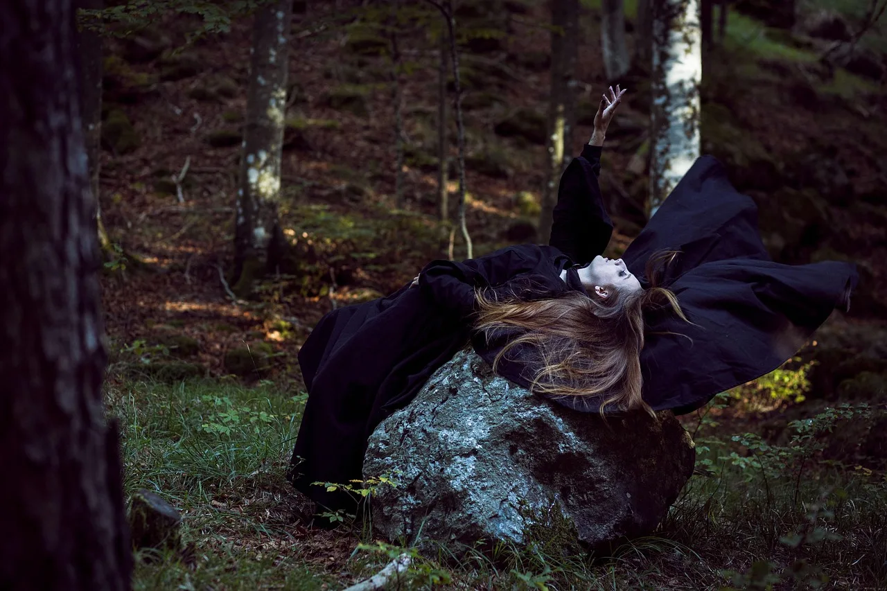 Cadı siluetli gotik orman fotoğrafı - karanlık atmosfer
