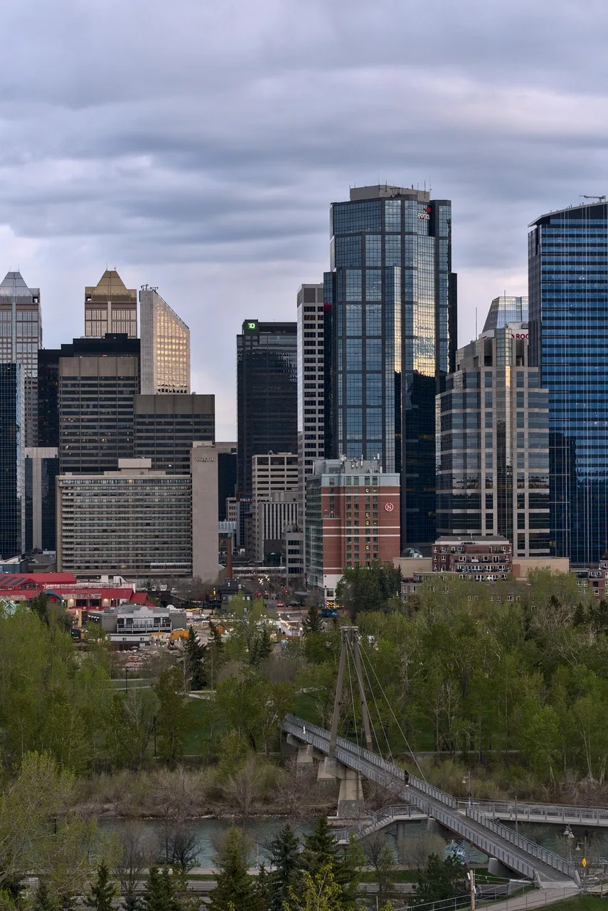 Calgary şehir merkezi gökdelenleri nehir manzarası