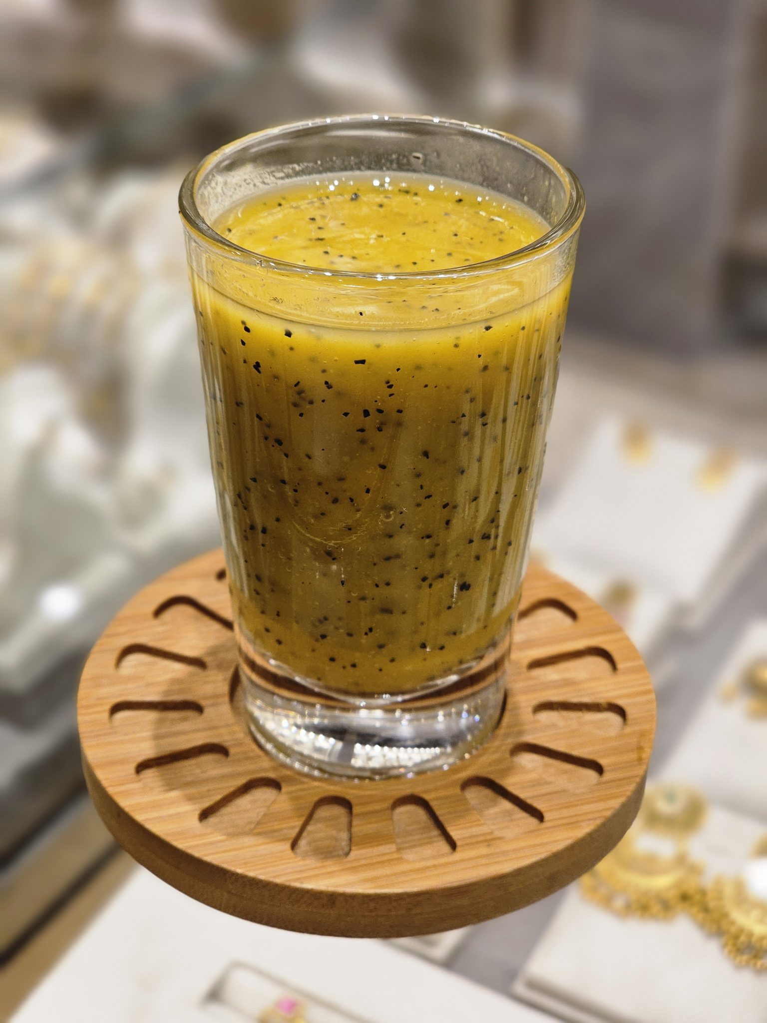 Cam Bardakta Tropikal Chia Tohumlu Sarı Smoothie ve Bambu Altlık