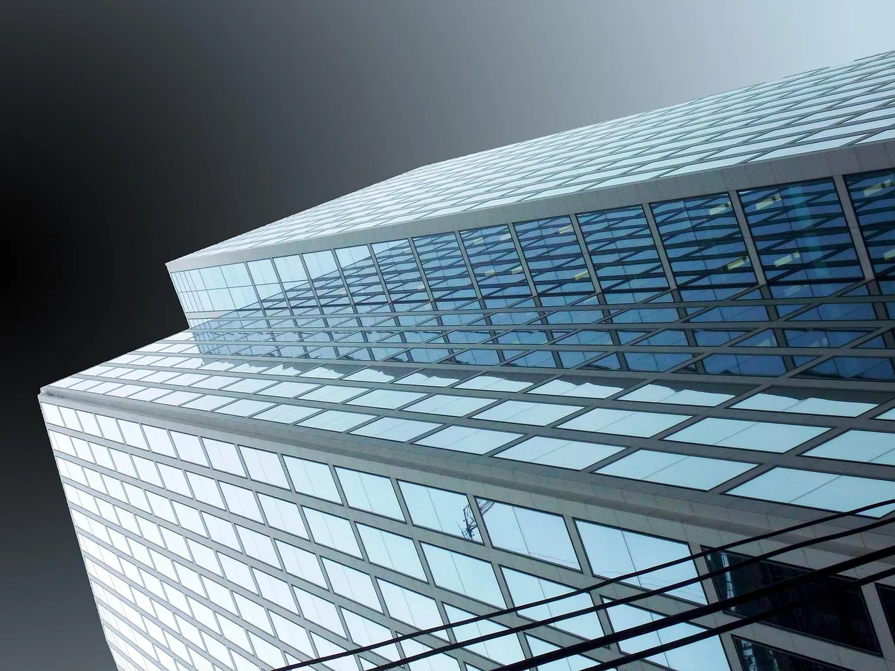 Cam cepheli modern ofis binası şehir yansıması