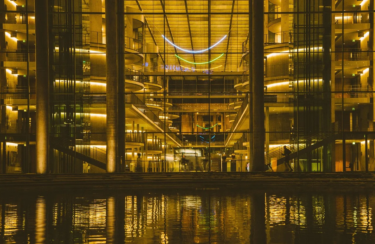 Cam cepheli modern otel binası – doğal su manzarası