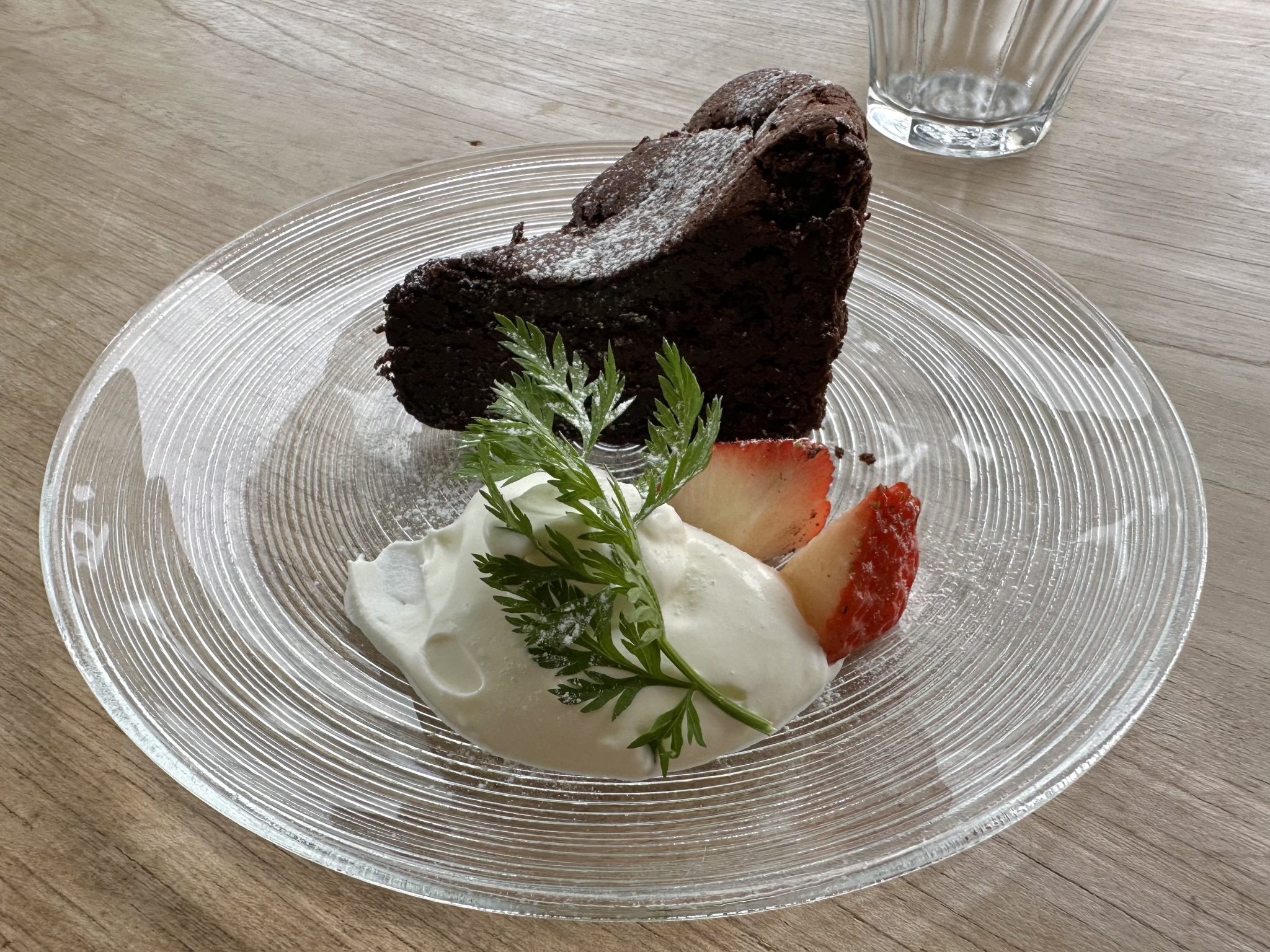 Cam Tabakta Çikolatalı Sufle Dilimi Taze Krema ve Çilek Sunumu