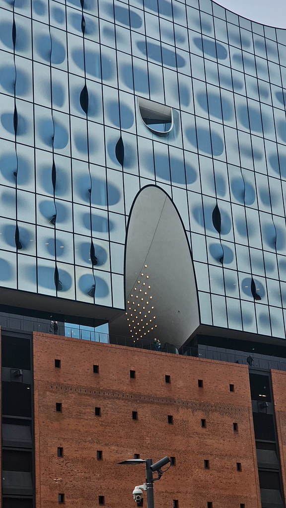 Cam ve Tuğlanın Uyumu: Hamburg Elbphilharmonie'nin İkonik Cephesi