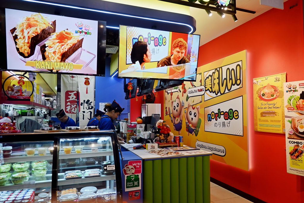 Canlı Atmosferiyle Modern Asya Mutfağı Restoranının Tezgah ve Oturma Bölümü