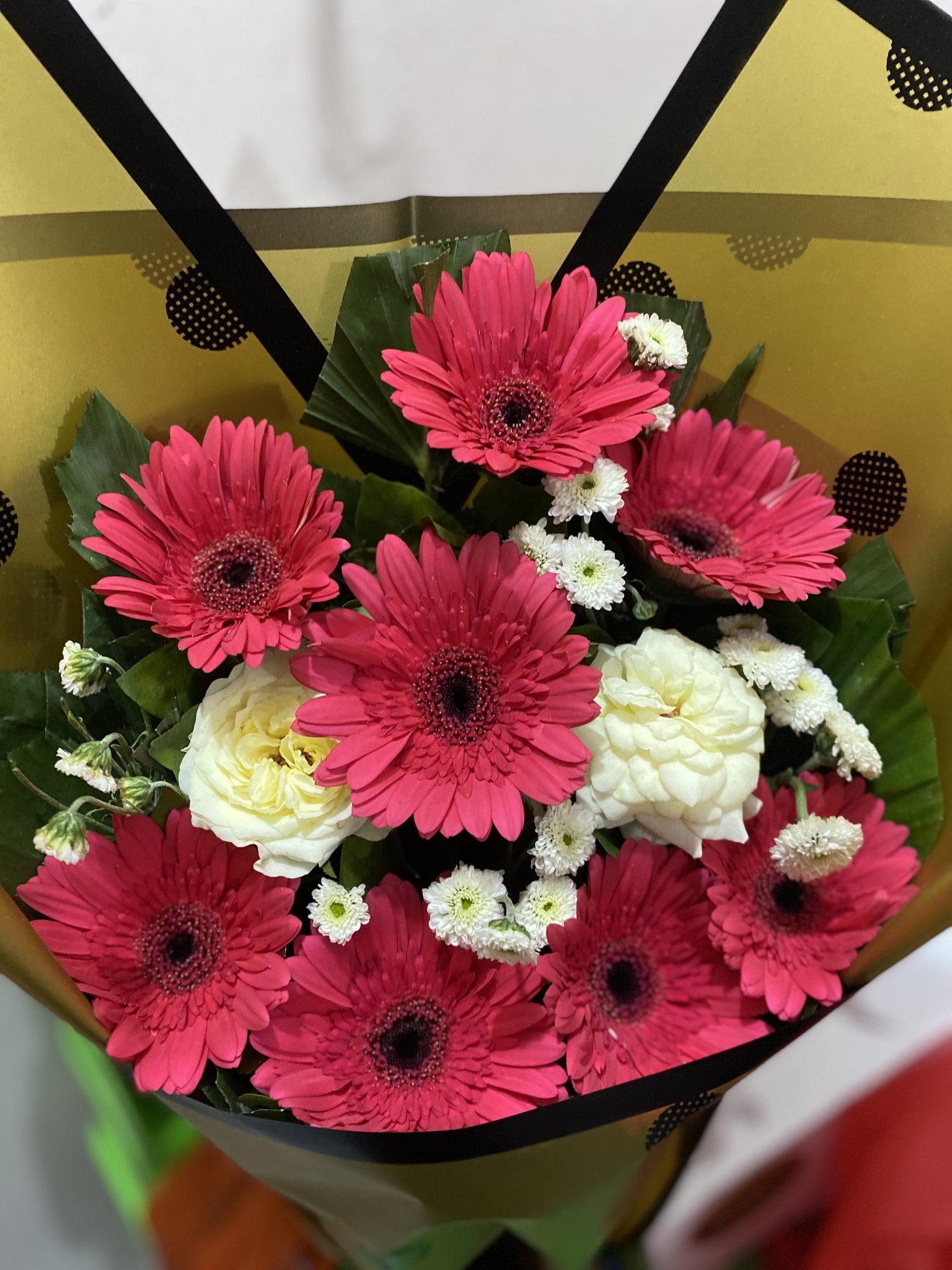 Canlı Renklerle Süslenmiş Şık Gerbera ve Beyaz Çiçek Buketi Detayı