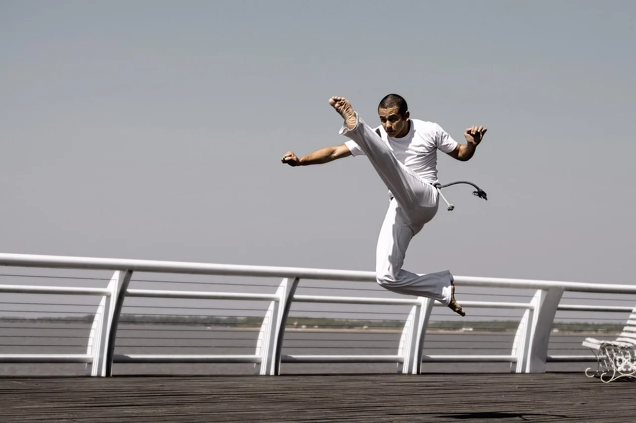 Capoeira akrobasi gösterisi genç atletler - dinamik grup