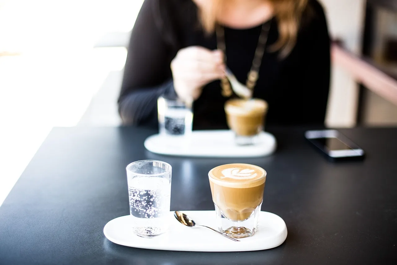Cappuccino ve kahvaltı masası - iç mekan