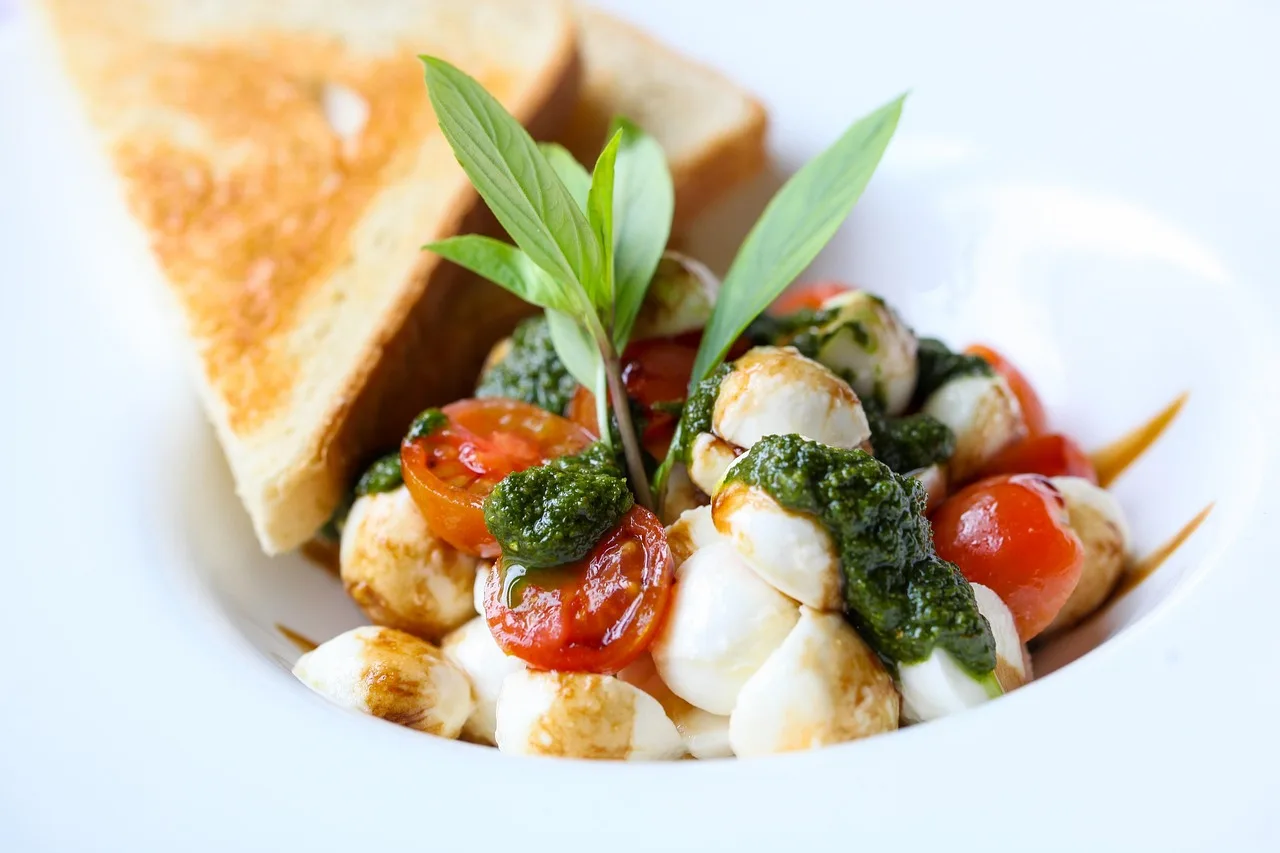 Caprese salata taze mozzarella ve domates ile sağlıklı yaz yemeği
