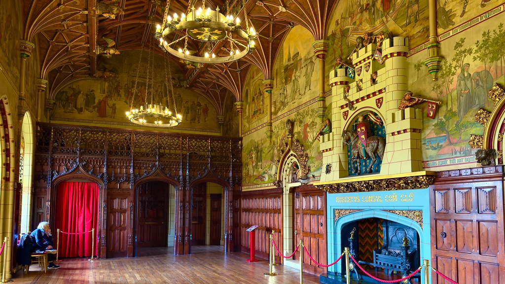 Cardiff Kalesi Tarihi Salon: Gotik Şömine, Duvar Resimleri ve Avizeler