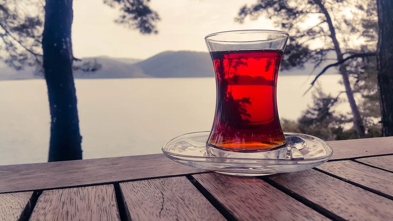 Çay fincanı doğal ahşap masada - dış mekan