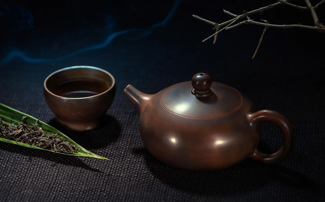 Çay sanatı tepsi üzerindeki çaydanlık - modern stille yaşam