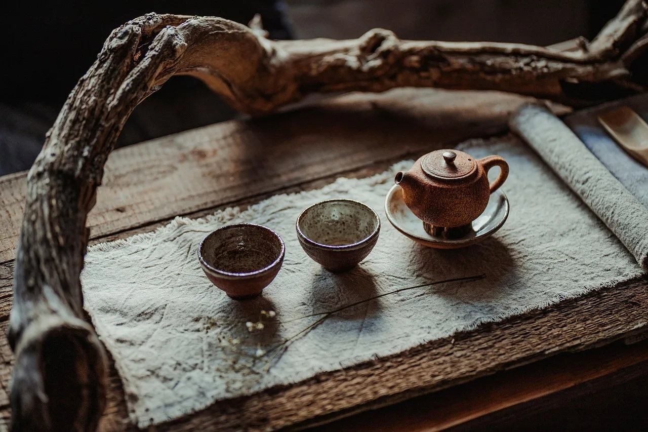 Çay seremonisi geleneksel demlik ve fincanlar