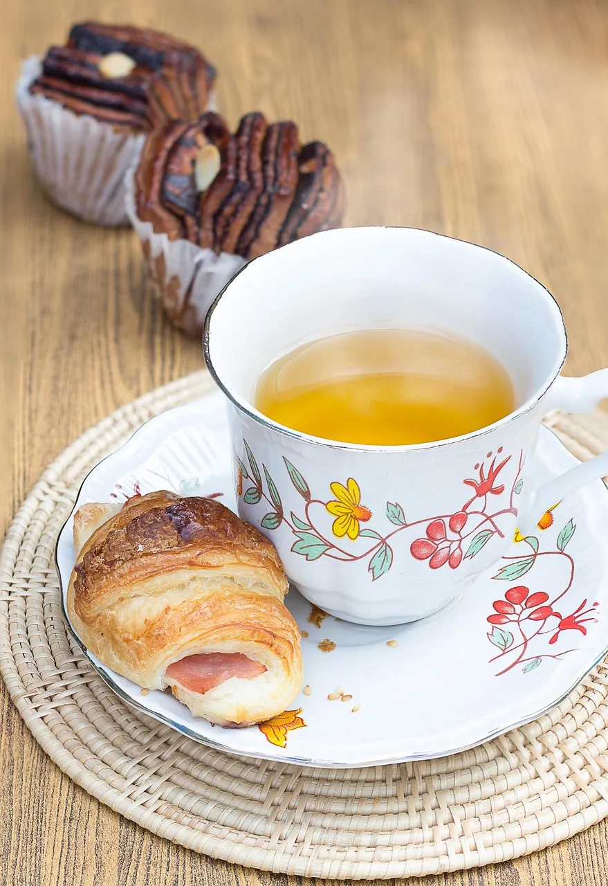 Çay ve taze hamur işi kahvaltı - lezzetli atıştırmalık