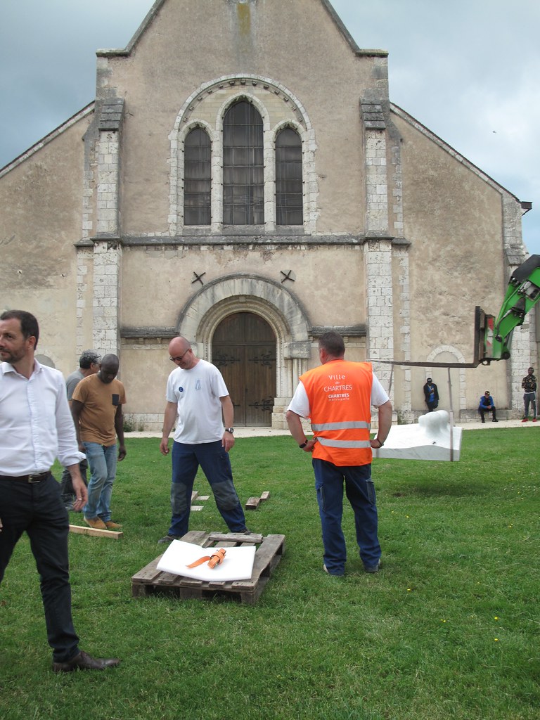 Chartres'teki tarihi kilise avlusunda restorasyon çalışması yapan teknik ekip