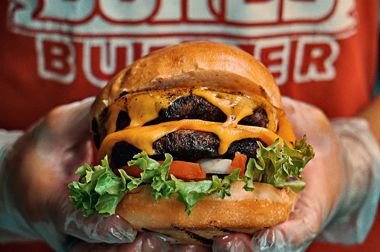 Cheddar peynirli büyük burger fotoğrafı
