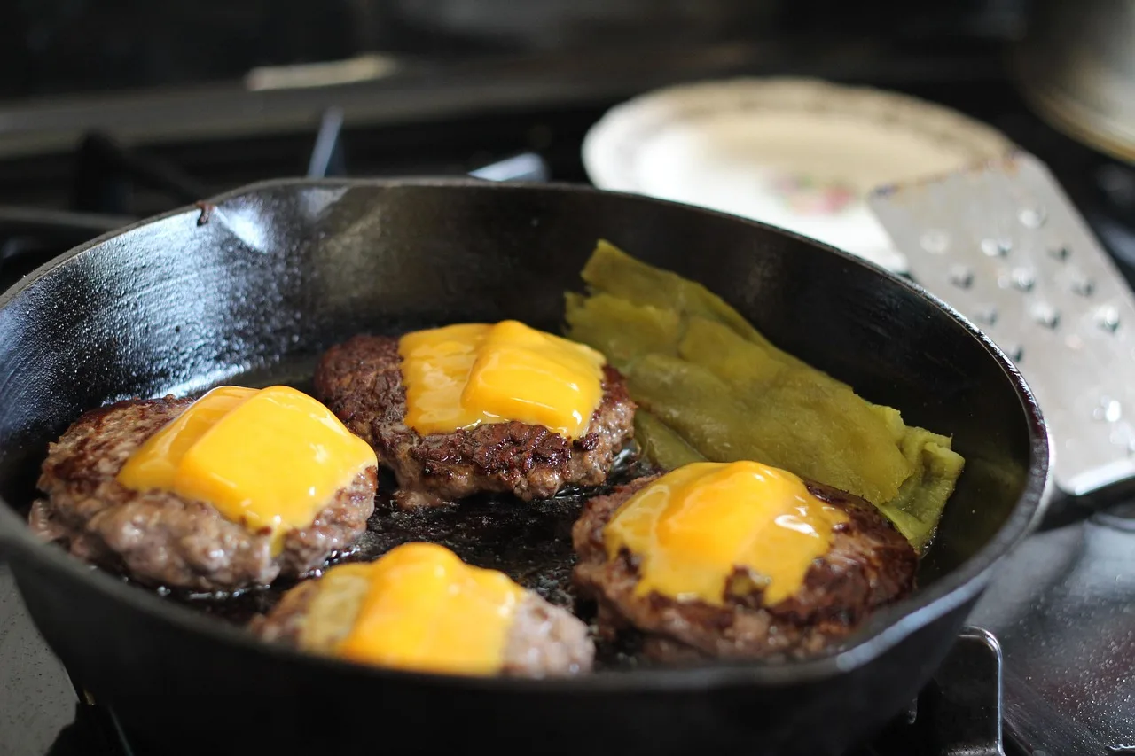 Cheeseburger tavada kızarmış lezzetli burger