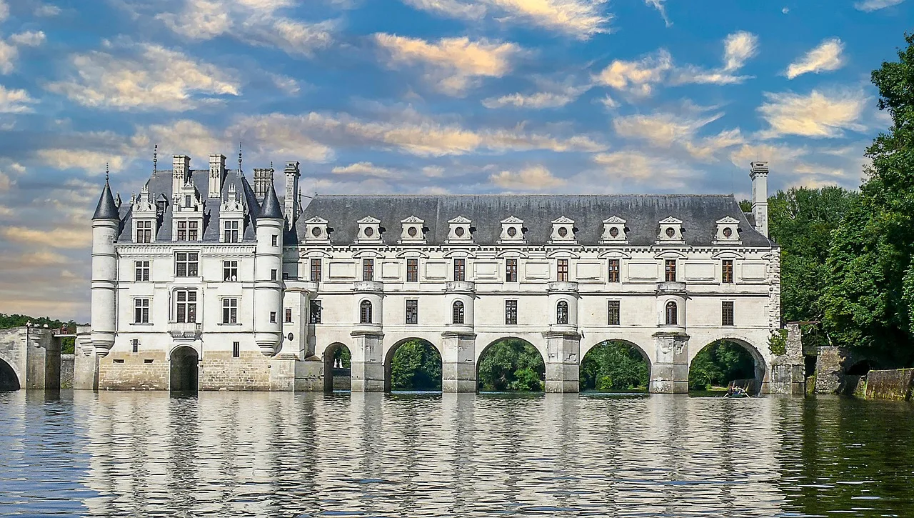 Chenonceau Şatosu Loire Nehri kenarında Rönesans mimarisi