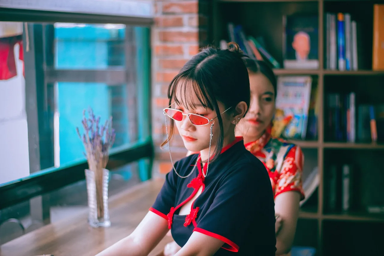 Cheongsam giyen genç kadın portresi - zarif moda