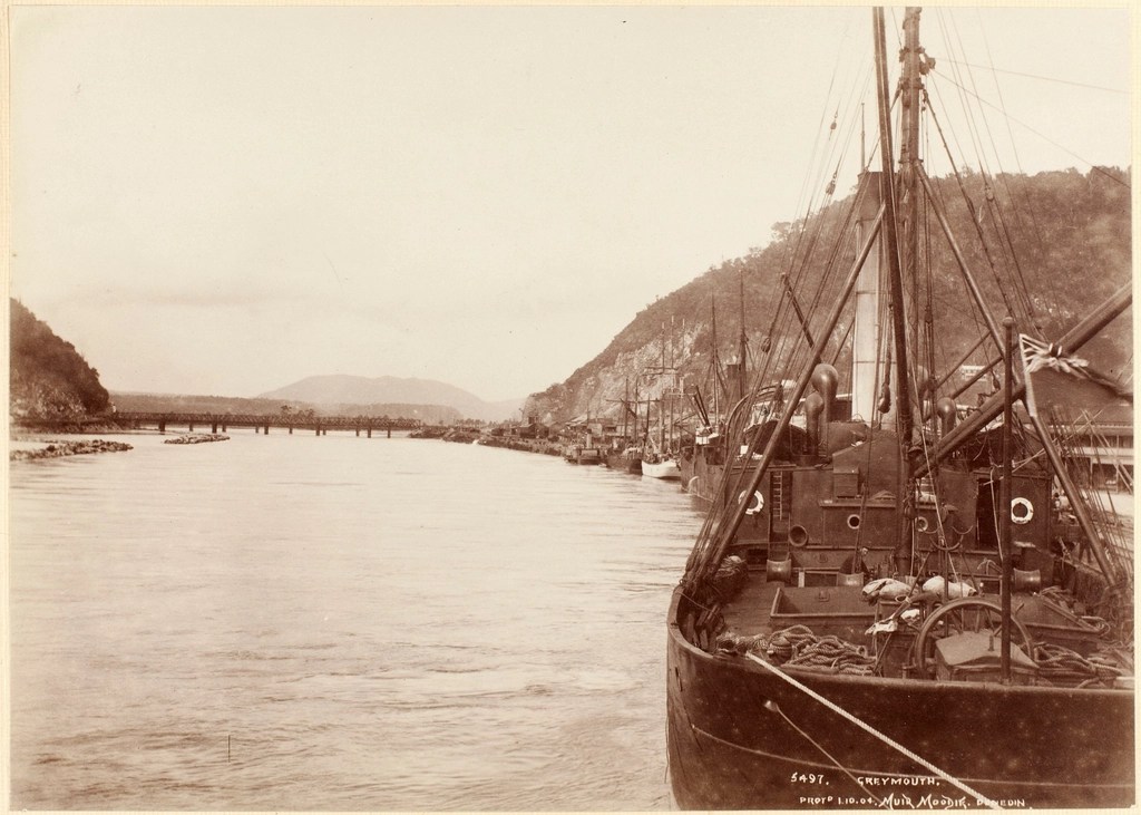 Chepstow Limanından Nostaljik Nehir Manzarası ve Buharlı Gemiler
