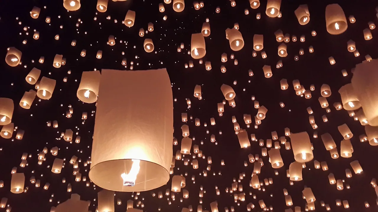 Chiang Mai gökyüzü fener festivali - Loy Krathong geleneği