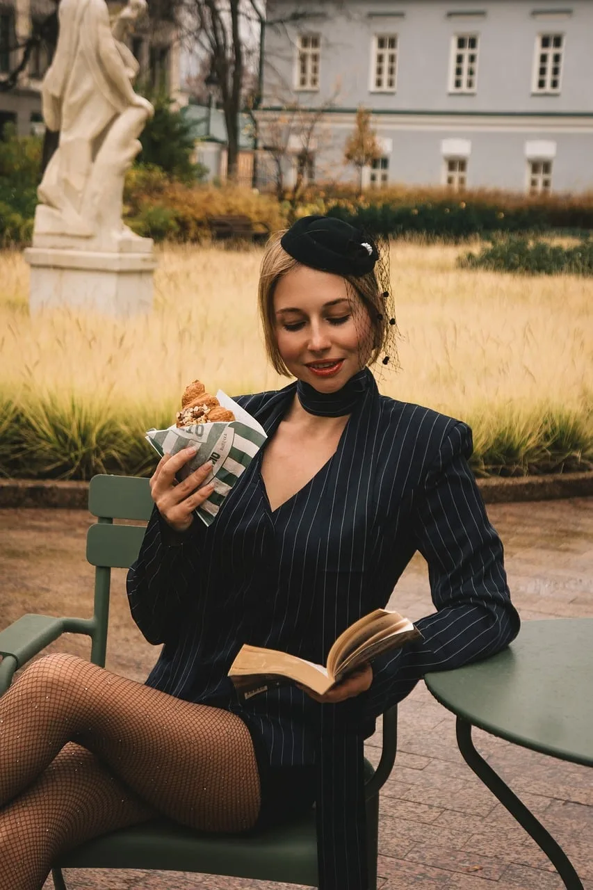 Chic vintage blazerli kadın fotoğrafı - sokak stili