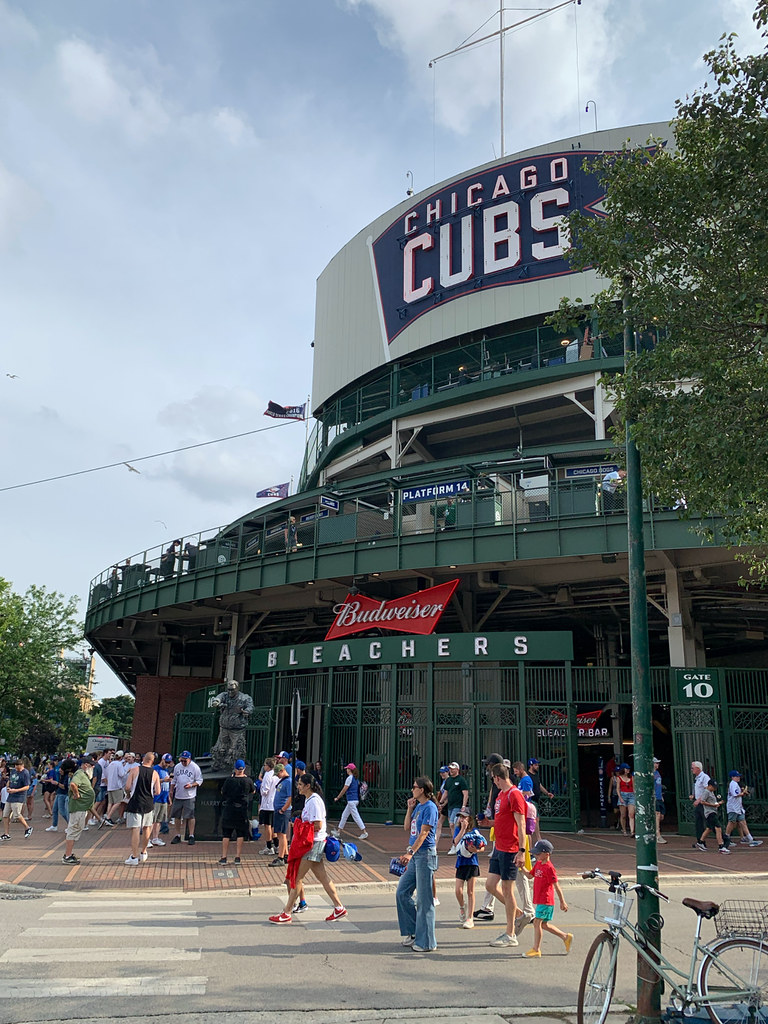 Chicago Cubs'ın Efsanevi Wrigley Field Stadyumunda Maç Günü Atmosferi