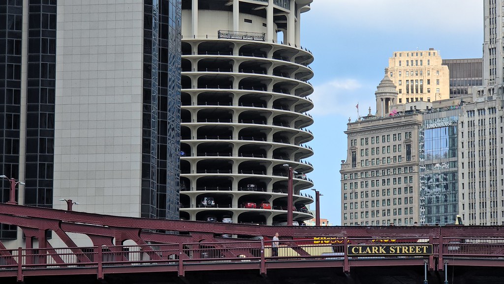 Chicago'nun İkonik Marina City Kuleleri ve Clark Street Köprüsü