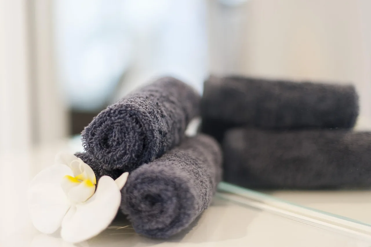 Çiçekli havlu dekorasyonu spa atmosferi