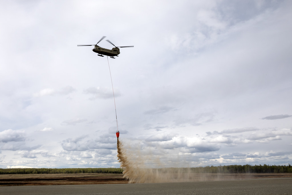 Çift Pervaneli Askeri Helikopterden Kova İle Malzeme Boşaltma Operasyonu