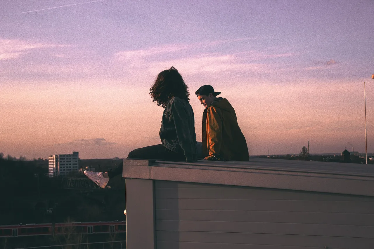Çift rooftop'ta akşamüstü aşk fotoğrafı