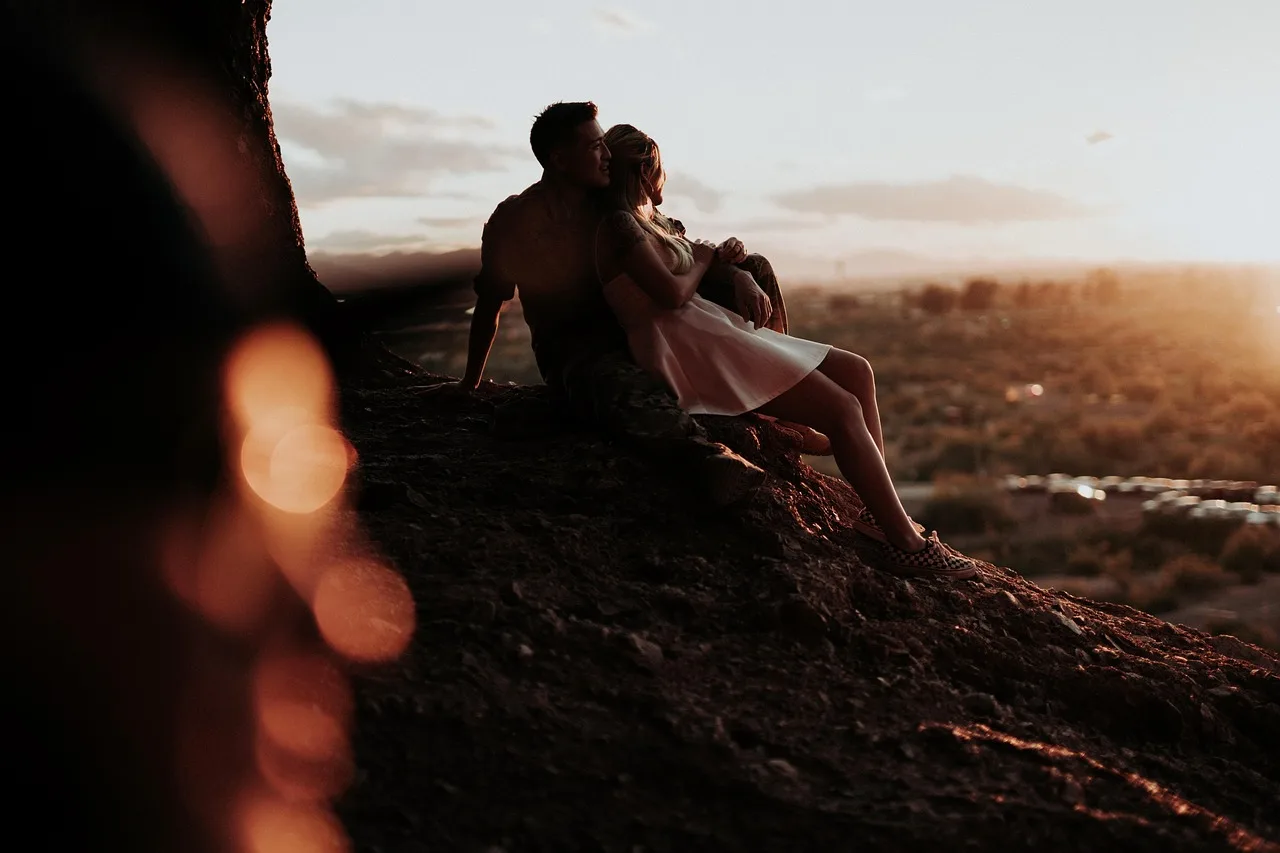 Çiftin gün batımında romantik anı - sevgi dolu