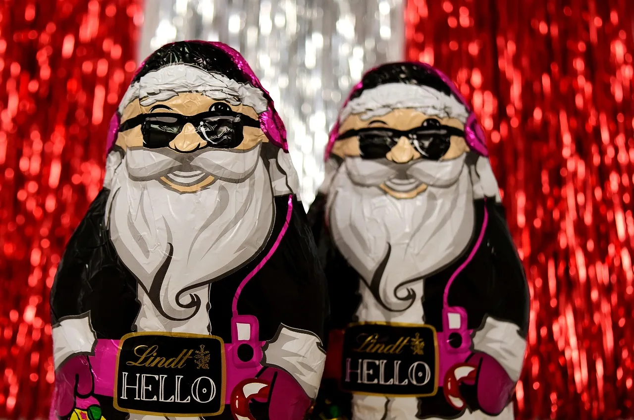 Çikolatalı Noel Baba kulaklıkla eğlenceli fotoğraf